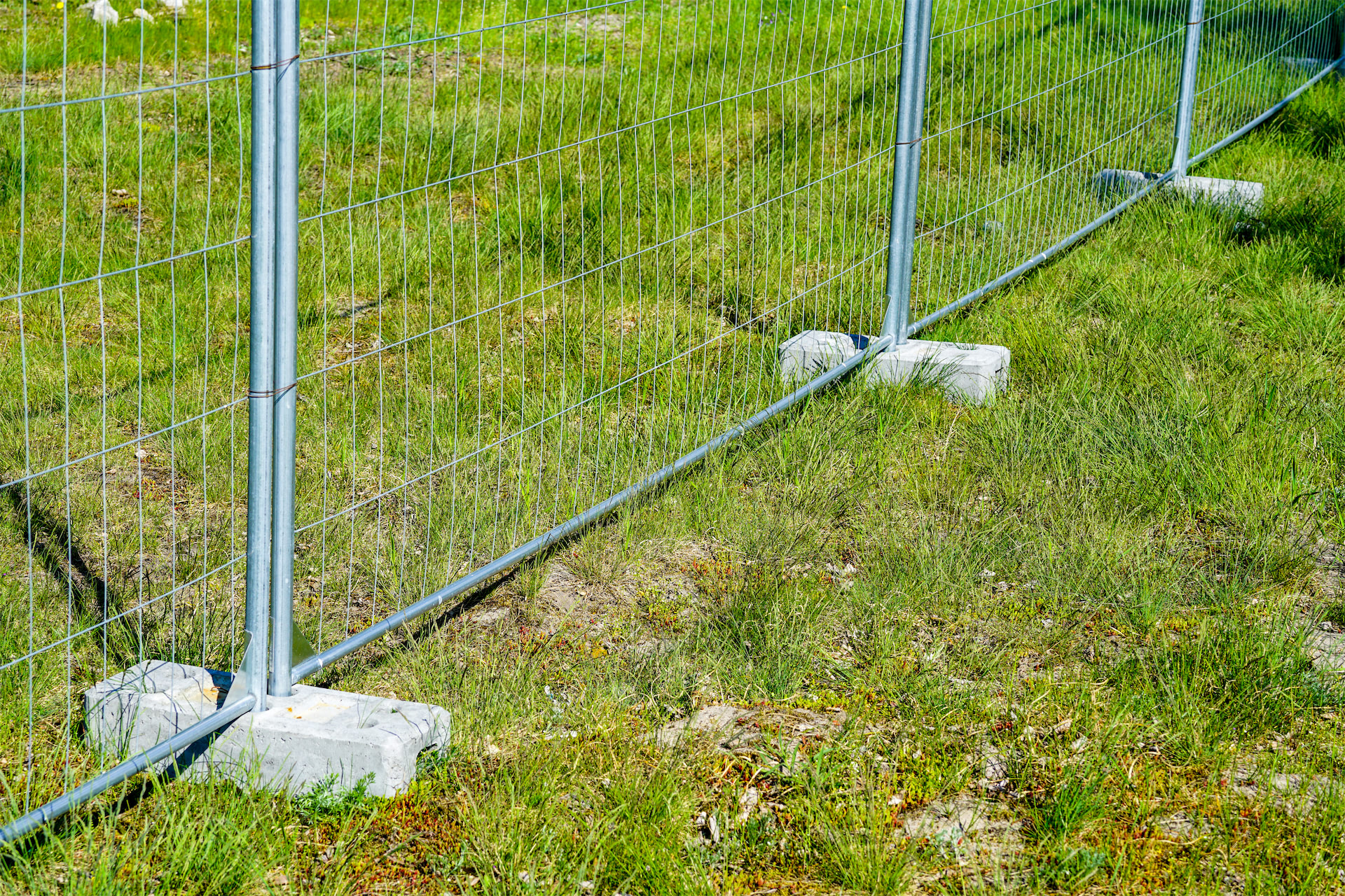 Temporary fence system extending across an open job-site edge